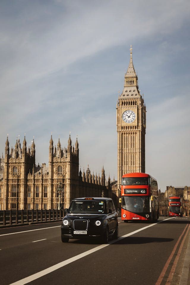 Luxelyne Transfers - Premium London Airport Taxi Cab Service